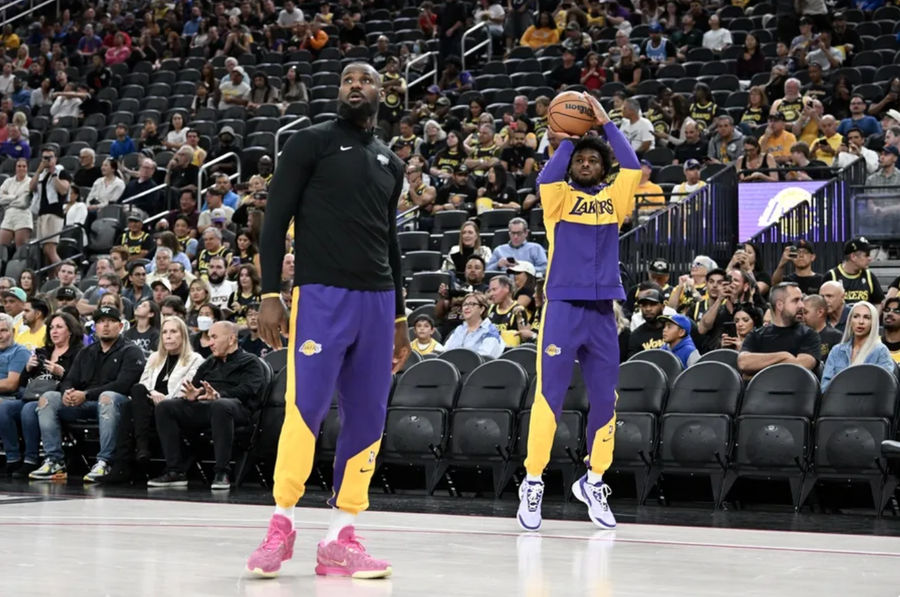 15 octobre 2024 ; Las Vegas, Nevada, États-Unis ; LeBron James (23), l'avant des Lakers de Los Angeles, se réchauffe avec le garde Bronny James (9) avant le match préparatoire contre les Golden State Warriors à la T-Mobile Arena. Crédit obligatoire : Candice Ward-Imagn Images