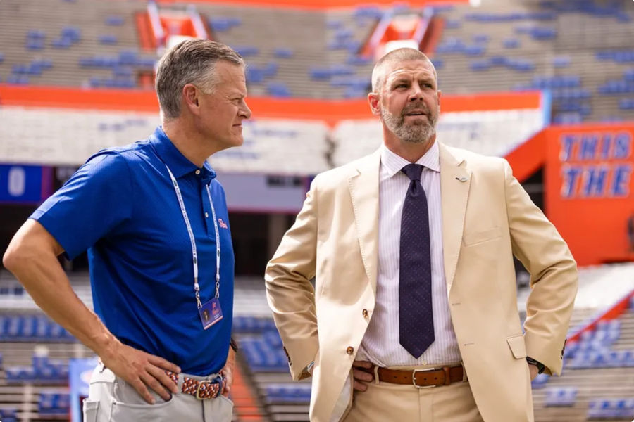 14 septembre 2024 ; Gainesville, Floride, États-Unis ; Scott Stricklin, directeur sportif des Florida Gators (à gauche) et Billy Napier, entraîneur-chef, parlent avant un match contre les Texas A&M Aggies au stade Ben Hill Griffin. Crédit obligatoire : Matt Pendleton-Imagn Images