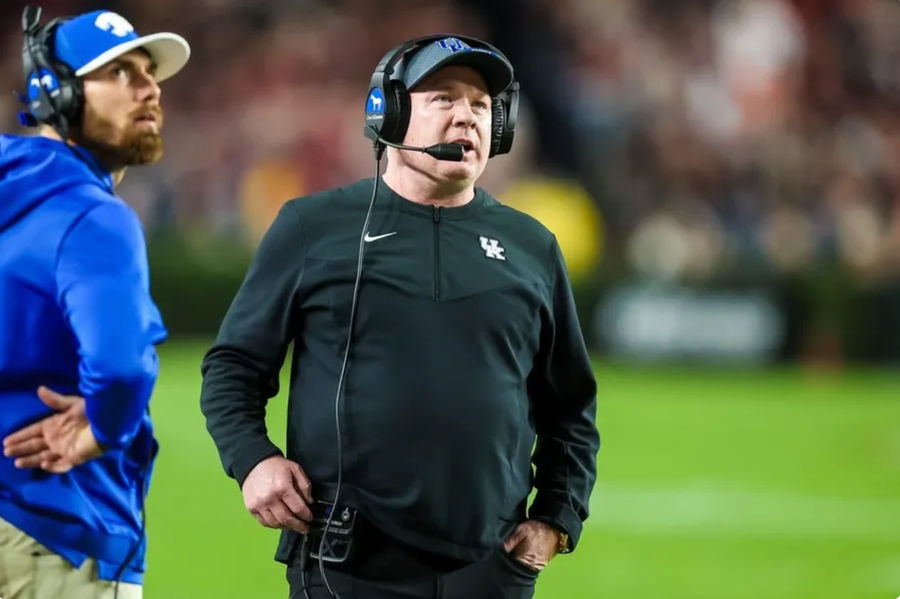 18 novembre 2023 ; Columbia, Caroline du Sud, États-Unis ; Mark Stoops, entraîneur-chef des Kentucky Wildcats, dirige son équipe contre les Gamecocks de Caroline du Sud au premier quart au stade Williams-Brice. crédits : Jeff Blake-USA TODAY Sports