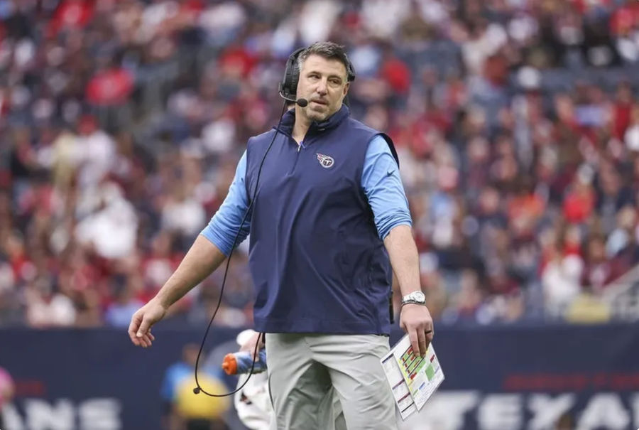 Dec 31, 2023; Houston, Texas, USA; Tennessee Titans head coach Mike Vrabel reacts after a play during the first quarter against the Houston Texans at NRG Stadium. credits: Troy Taormina-USA TODAY Sports