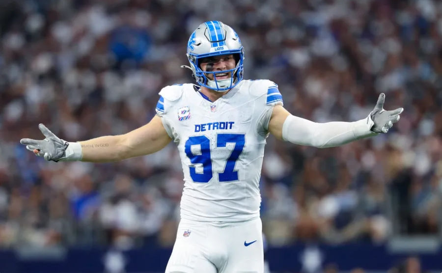 13 octobre 2024 ; Arlington, Texas, États-Unis ; L'extrémité défensive des Detroit Lions Aidan Hutchinson (97) réagit au cours du deuxième trimestre contre les Dallas Cowboys au AT&T Stadium. Crédit obligatoire : Kevin Jairaj-Imagn Images