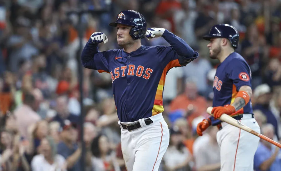 22 de setembro de 2024; Houston, Texas, EUA; O homem da terceira base do Houston Astros, Alex Bregman (2), comemora depois de fazer um home run durante a quinta entrada contra o Los Angeles Angels no Minute Maid Park. Crédito obrigatório: Troy Taormina-Imagens Imagens