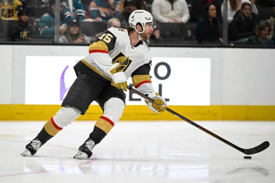 27 de dezembro de 2024; San José, Califórnia, EUA; O defensor do Vegas Golden Knights, Noah Hanifin (15), controla o disco contra o San Jose Sharks no segundo período no SAP Center em San Jose. Crédito obrigatório: Imagens de Eakin Howard-Images