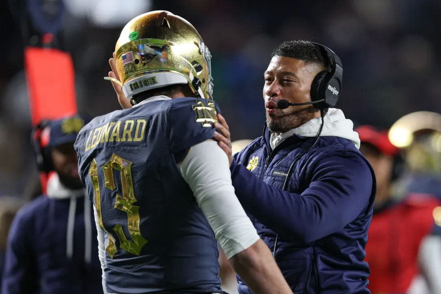 23 November 2024; New York, New York, AS; Pelatih kepala Notre Dame Fighting Irlandia Marcus Freeman merayakan dengan quarterback Riley Leonard (13) setelah mencetak gol pada babak pertama melawan Army Black Knights di Yankee Stadium. Kredit Wajib: Gambar Vincent Carchietta-Imagne