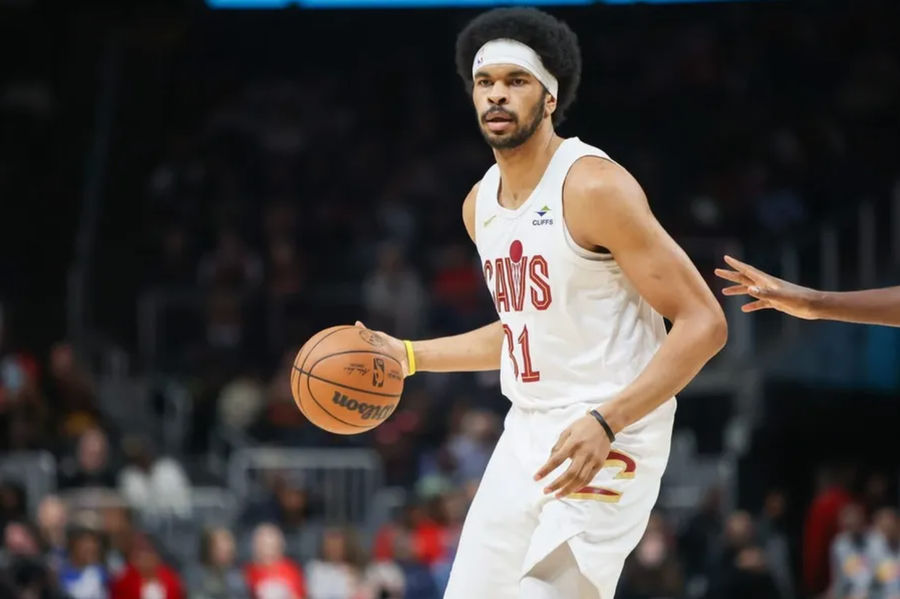 Mar 6, 2024; Atlanta, Georgia, USA; Cleveland Cavaliers center Jarrett Allen (31) handles the ball against the Atlanta Hawks in the first quarter at State Farm Arena. credits: Brett Davis-USA TODAY Sports