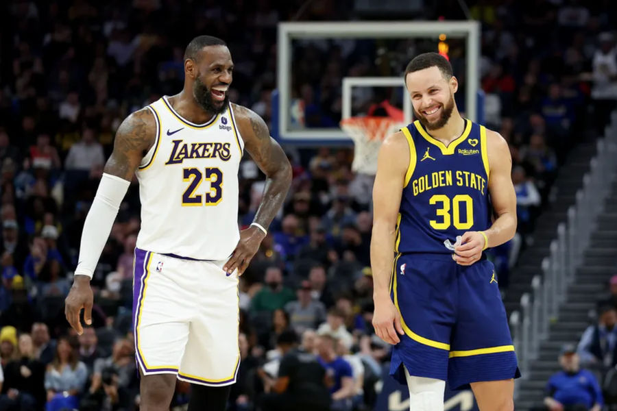 LeBron James and Steph Curry source: Getty Images