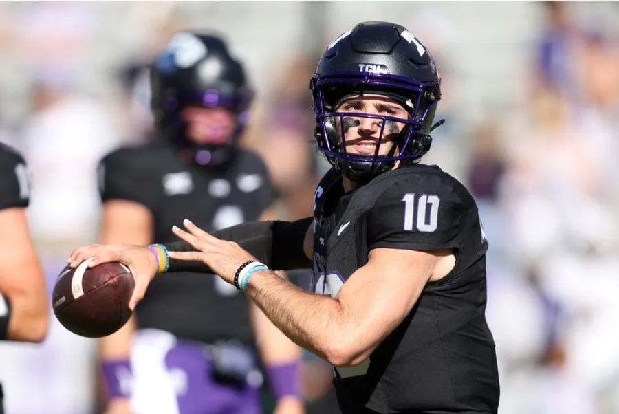 23 de noviembre de 2024; Fort Worth, Texas, Estados Unidos; El mariscal de campo Josh Hoover (10) de las ranas con cuernos de TCU ha lanzado un pase contra los Wildcats de Arizona en el estadio Ammon G Carter. Crédito obligatorio: Imágenes del equipo Hitman-Inmagan