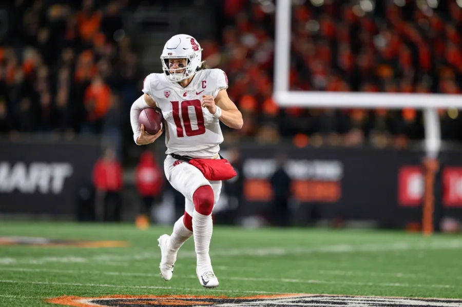 23 de noviembre de 2024; Corvalis, Oregón, Estados Unidos; El mariscal de campo John Mother (10) de Washington State Cougers dirige el balón en el cuarto trimestre contra los Bibares del Estado de Oregón en el estadio Rizar. Crédito obligatorio: imágenes de Craig Stoback-Imagan