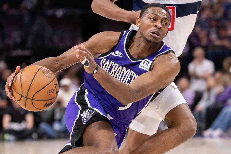 Jan 19, 2025; Sacramento, California, USA; Sacramento Kings guard De'Aaron Fox (5) drives to the basket against the Washington Wizards during the fourth quarter at Golden 1 Center. Mandatory Credit: Ed Szczepanski-Imagn Images