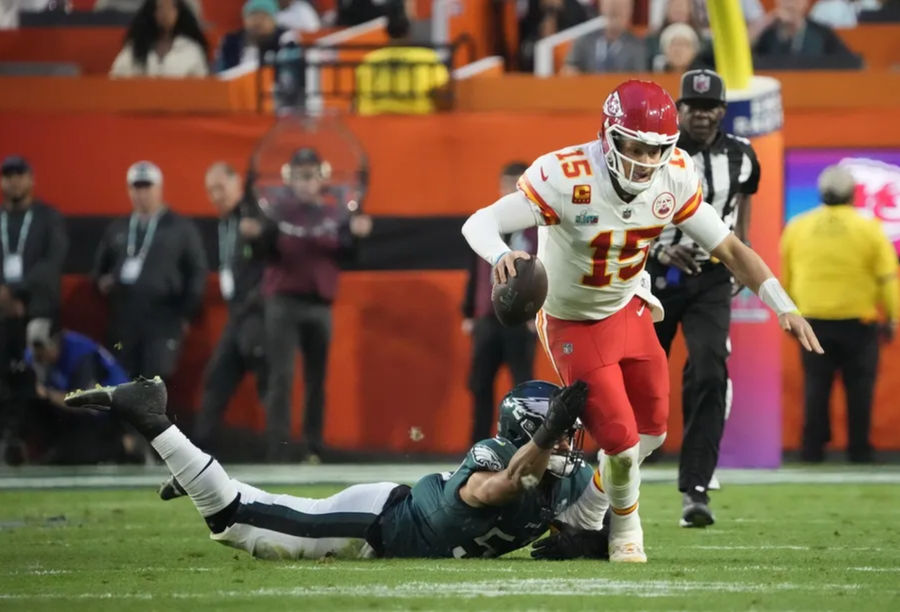 Der Anführer des Patricks Quarterback, Patrick Mahomes (15), wurde im zweiten Quartal im Super Bowl LVII im Bundesstaat Farm Stadium in Glendale von Philadelphia Egerer, dem Bronxo -Team TJ Edwards (57), verwaltet. Heute Sportbilder