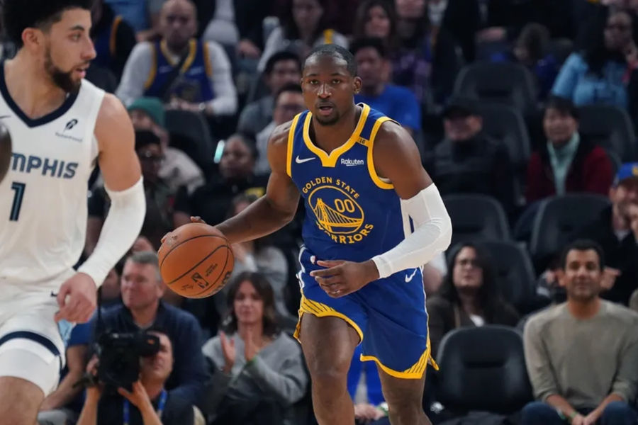 4 de enero de 2025; San Francisco, California, Estados Unidos; El delantero de los Golden State Warriors, Jonathan Kumanga (00), dribló a la cancha frente a Pepine Jr. (1) en el segundo cuarto en el Chase Center. Crédito obligatorio: David Ganjels-Imagan Images