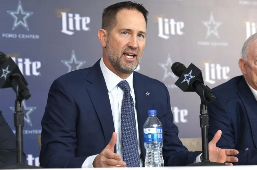 27. Januar 2025; Leiter von Dallas Cowboys Brian Schottenheimer Sprechen Sie bei der Pressekonferenz im Star mit den Medien