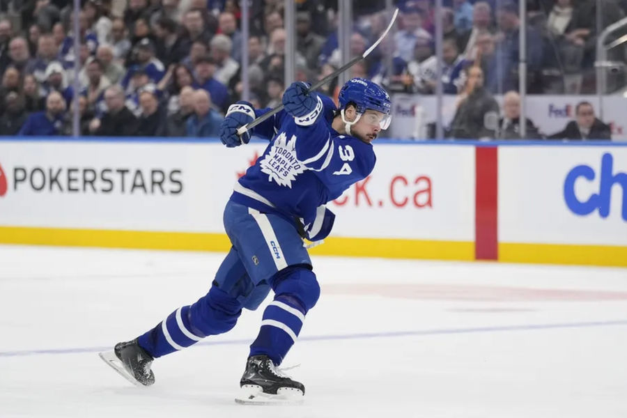 12 de diciembre de 2024; Toronto, Ontario, Can; El delantero de Toronto Maple Leafs, Auston Matthews (34), dispara el disco contra los Anaheim Ducks durante el tercer período en Scotiabank Arena. Crédito obligatorio: John E. Sokolowski-Imagn Imágenes