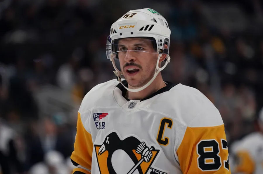 27 de enero de 2025; San José, California, EE. UU.; El centro de Pittsburgh Penguins Sidney Crosby (87) espera a que el juego se reanude durante el tercer período contra los San Jose Sharks en el SAP Center en San José. Crédito obligatorio: Imágenes de David Gonzales-Imagn