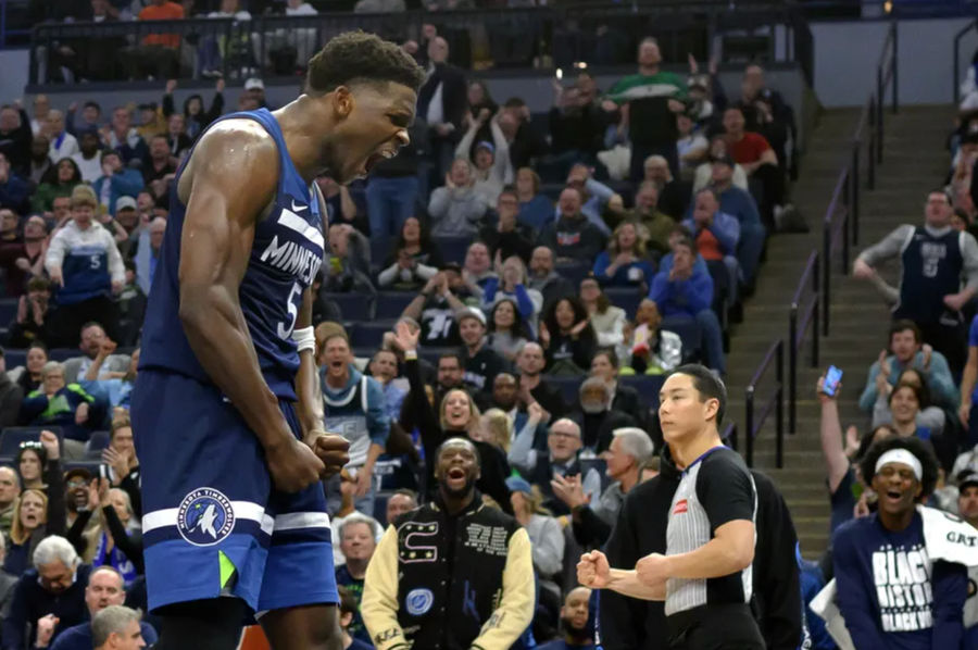 5 Februari 2025. Minneapolis, Minnesota, AS. Penjaga Minnesota Timberwolves Anthony Edwards (5) merespons setelah menyerang keranjang dan pelanggaran di pusat target pada kuartal ketiga. Kredit yang Diperlukan: Nick Wosika-Immagn Image