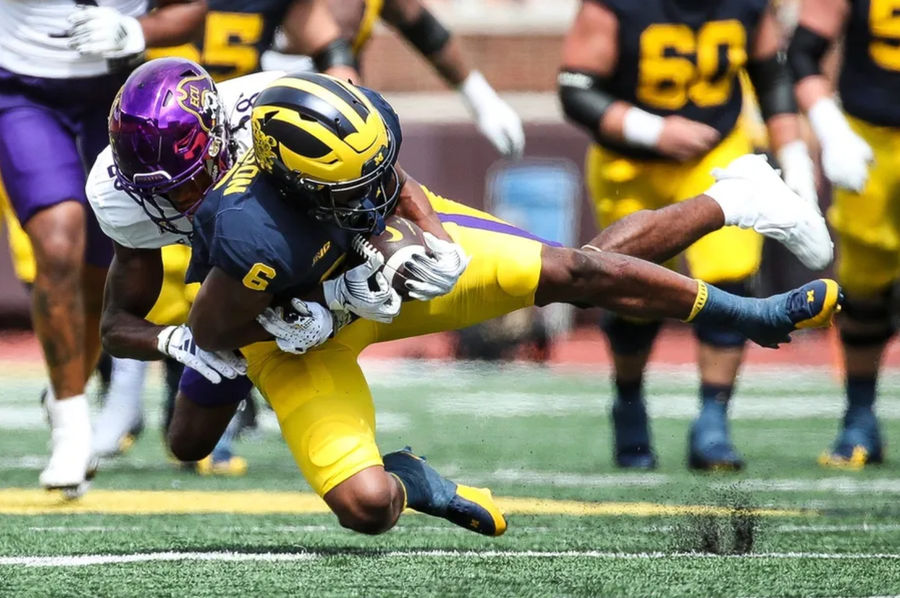 O grande receptor do Michigan, Cornelius Johnson, faz uma captura contra o Defensivo da Carolina do Leste Shavon Revel durante a segunda metade da vitória de 30 a 3 no sábado, 2 de setembro de 2023, no Michigan Stadium.Photo USA Today Sports Images