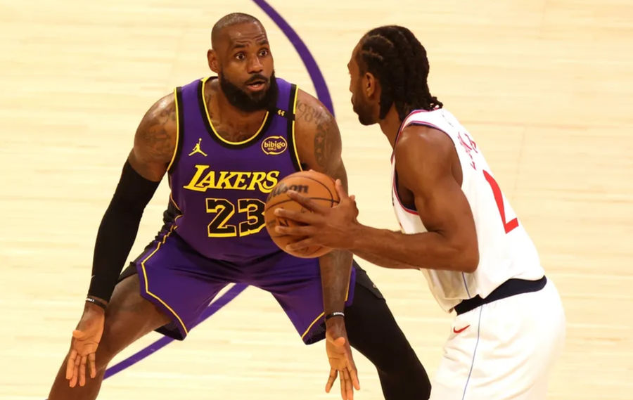 Feb 28, 2025; Los Angeles, California, USA; Los Angeles Lakers forward LeBron James (23) defends LA Clippers forward Kawhi Leonard (2) during the first quarter at Crypto.com Arena. Mandatory Credit: Jason Parkhurst-Imagn Images