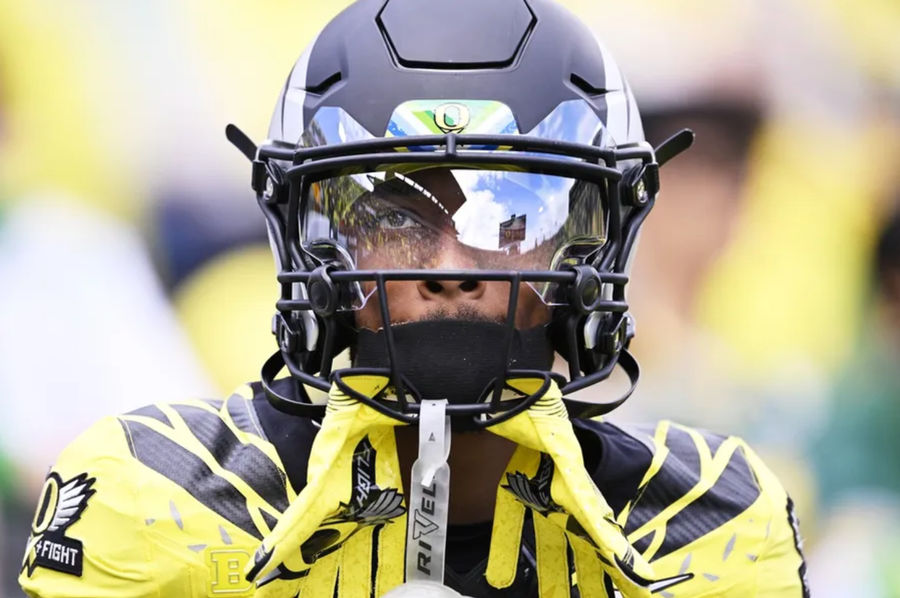 26 de octubre de 2024; Eugene, Oregon, EE. UU.; El receptor abierto de Oregon Ducks, Tez Johnson (15), levanta la vista durante los calentamientos antes de un partido contra el Illinois Fighting Illini en el Estadio Autzen. Crédito obligatorio: Troy Wayrynen-Imagn Imágenes