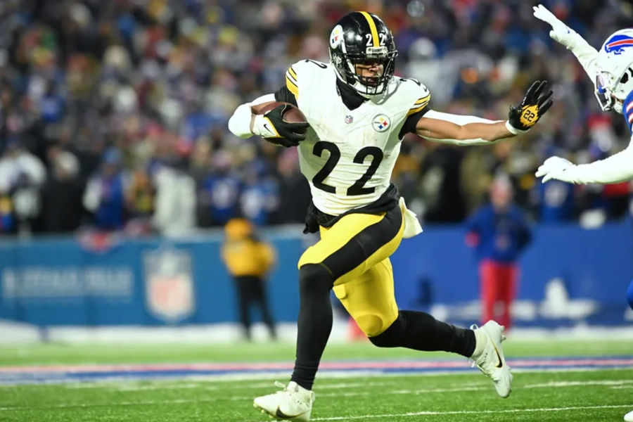 15 de enero de 2024; Orchard Park, Nueva York, EE. UU.; El corredor de los Pittsburgh Steelers, Najee Harris (22), corre el balón en la primera mitad contra los Buffalo Bills en un juego de Card Wild de 2024 en el Highmark Stadium. Crédito obligatorio: Mark Konezny-USA Today Sports