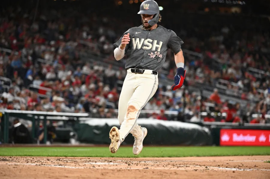 El jardinero de los Nacionales de Washington, Dylan Crews (3), obtiene una carrera durante la segunda entrada contra los Filis de Filadelfia en Nationals Park. Crédito obligatorio: James A. Pittman-Imagn Images