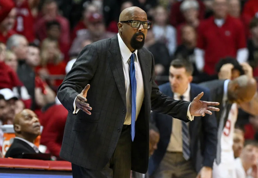 23 Februari 2025. Bloomington, Indiana, AS. Pelatih kepala Indiana Hoosiers Mike Woodson menanggapi sebuah drama di babak kedua dengan Simon Skid Assembly Hall's Purdue Boilermaker. Kredit yang Diperlukan: Gambar Robert Goddin-Immagn