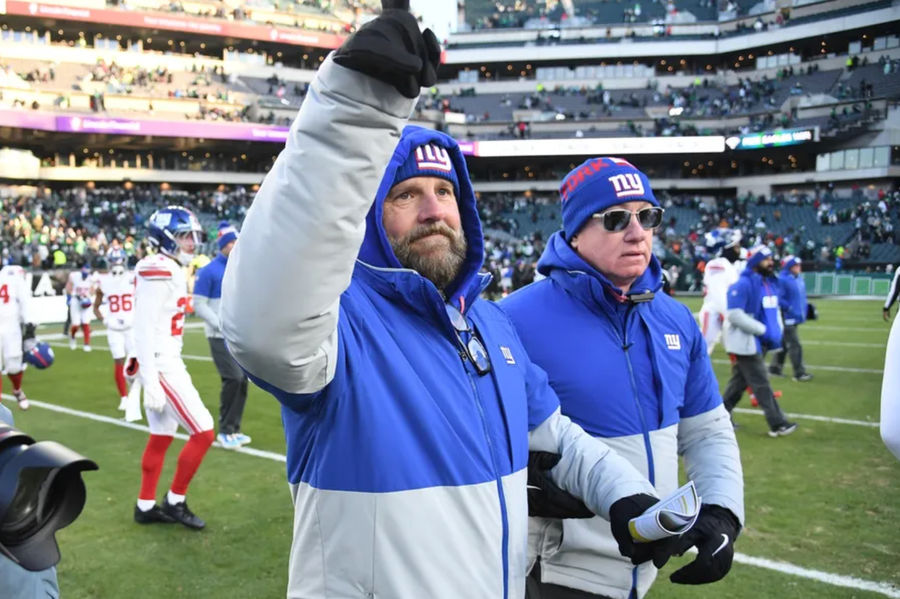 5 januari 2025; Philadelphia, Pennsylvania, de Verenigde Staten; Hoofdcoach van New York Giants Brian is het veld opgenomen na verlies van Philadelphia Ag Gols op Lincolon Financial Field. Verplicht krediet: Eric Hartline-Immagan Images