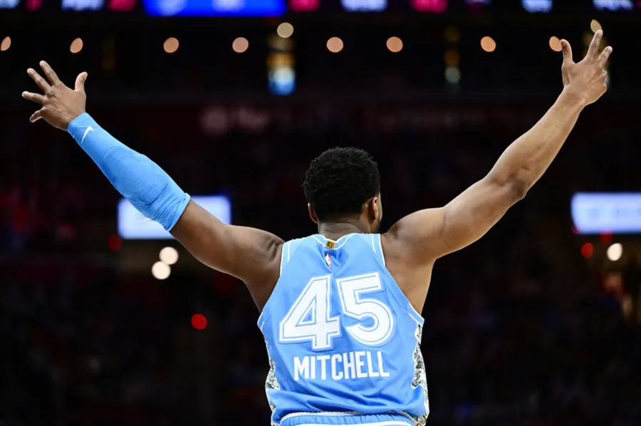 5 mars 2025; Cleveland, Ohio, États-Unis; Le gardien de Cleveland Cavaliers Donovan Mitchell (45) réagit au cours de la seconde moitié contre le Miami Heat à Rocket Arena. Crédit obligatoire: Images Ken Blaze-IMAGN