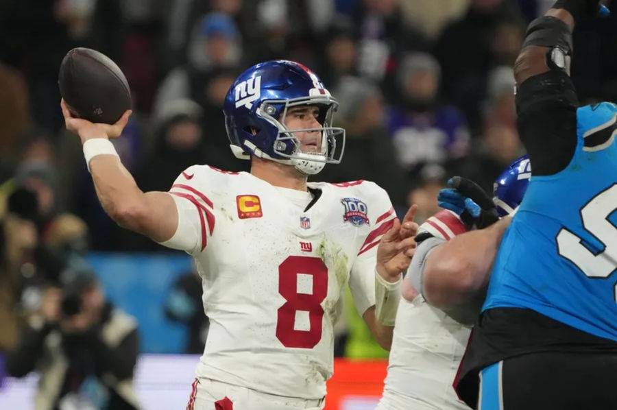 10 de noviembre de 2024; Munich, Alemania; El mariscal de campo de los New York Giants, Daniel Jones (8), lanza el balón contra los Carolina Panthers en la segunda mitad durante el juego 2024 de la NFL Munich en Allianz Arena. Crédito obligatorio: Imágenes Kirby Lee-Imagn