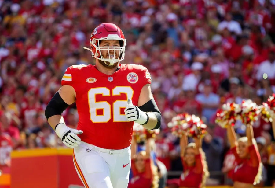 24 September 2023; Penjaga Chiefs Kansas City Joe Sunny (62) akan berada di lapangan sebelum pertandingan melawan Chicago Bears di Gehafield di Stadion Arrowhead. Kredit yang Diperlukan: Jay Biggerstaff-Imagn Image