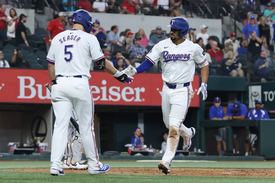 25 TEM 2024; Arlington, Texas, USA; The second base of Texas Rangers, Marcus Semien (2), celebrates with a short -term Corey Seager (5) after hitting a house run against Chicago White SOX in the third shot in Globe Life Field. Compulsory Credit: Tim Heitman-Imagn Images