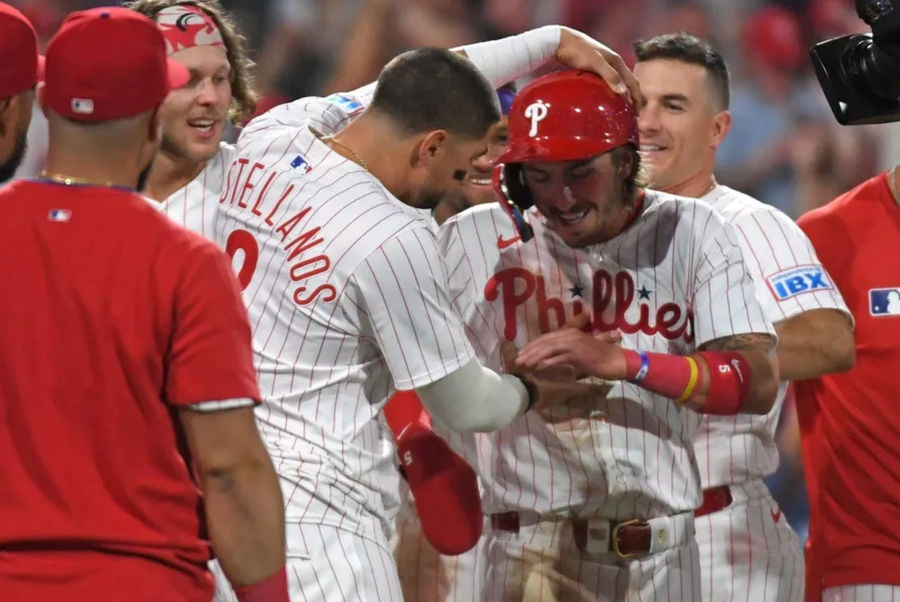 April 29, 2025; Philadelphia, Pennsylvania, USA; Philadelphia Phillies celebrates the second base of Bryson Stott (5), Washington Nationals in Citizens Bank Park, and celebrates the won -winning run in a wild field after winning Nick Castellanos (8). Compulsory Credit: Eric HartLine-Imagn Images