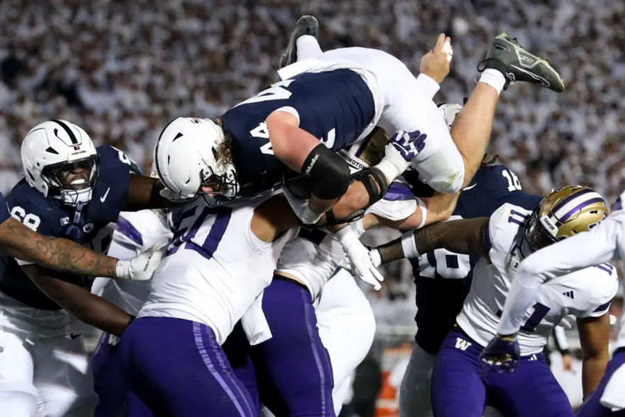 9. novembra 2024; University Park, Pennsylvania, USA; Penn State Nittany Lions Husté OTS Tyler Warren (44) preskočí nad hornú a koncovú zónu Washingtonu Huskies, aby v druhom štvrťroku pristál na štadióne Beaver. Povinný kredit: Obrázky Matthew O'Haren-Magn