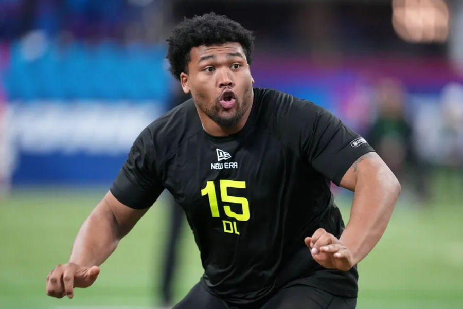27. februára 2025; Indianapolis, v USA; Oregonská obranná línia Derrick Harmon (DL15) sa zúčastní na Harvester NFL na štadióne Lucas Oil za rok 2025. Povinný kredit: Kirby Lee-Magn Images