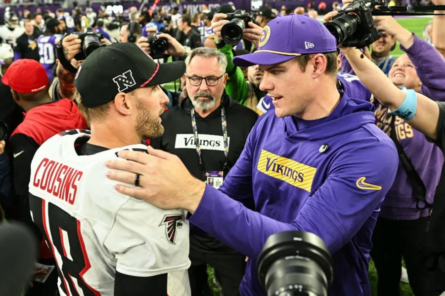 8 Δεκεμβρίου 2024; Minneapolis, Μινεσότα, ΗΠΑ. Το Campo de Los Atlanta Falcons, ο Kirk Cousins ​​(18) και ο προπονητής των Βίκινγκς της Μινεσότα, Kevin O'Connell, μιλούν μετά το παιχνίδι στο αμερικανικό στάδιο. Υποχρεωτική πίστωση: Jeffrey Becker-Imagn Images