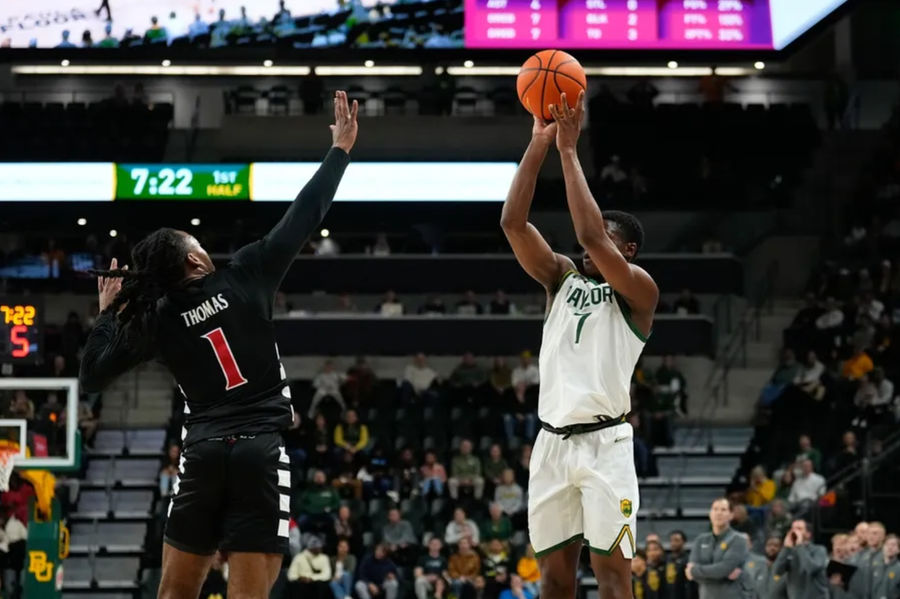 7 de janeiro de 2025; Waco, Texas, EUA; O guarda de Baylor Bears, VJ Edgecombe (7), marca uma cesta de três pontos contra o dia do dia dos Bearcats de Cincinnati (1) dia do dia durante o primeiro tempo em Paul e Alejandra Foster Pavilion. Crédito obrigatório: fotos de Chris Jones-Imagn