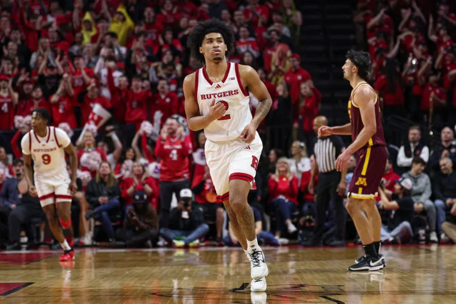 9 de março de 2025; Piscataway, Nova Jersey, EUA; Rutgers Scarlet Knights Guard Dylan Harper (2) está na quadra após uma cesta contra os Gophers Golden de Minnesota durante o primeiro tempo na areia de Jersey Mike. Crédito obrigatório: imagens de Vincent Carchietta-Imagn