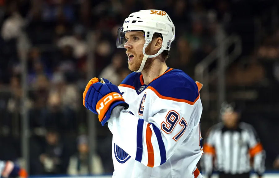 16 de marzo de 2025; Nueva York, Nueva York, EE. UU.; El centro de Edmonton Oilers Connor McDavid (97) esquí de esquí contra los Rangers de Nueva York durante el segundo período en el Madison Square Garden. Crédito obligatorio: Imágenes de Danny Wild-Inmagn
