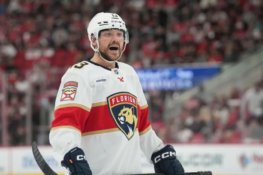 20 de mayo de 2025; Raleigh, Carolina del Norte, EE. UU.; El delantero de los Florida Panthers Sam Reinhart (13) reacciona durante el segundo período contra los huracanes de Carolina en el juego uno de la final de la Conferencia Este de los playoffs de la Copa Stanley 2025 en el Lenovo Center. Crédito obligatorio: Imágenes de James Guillory-Inmagn