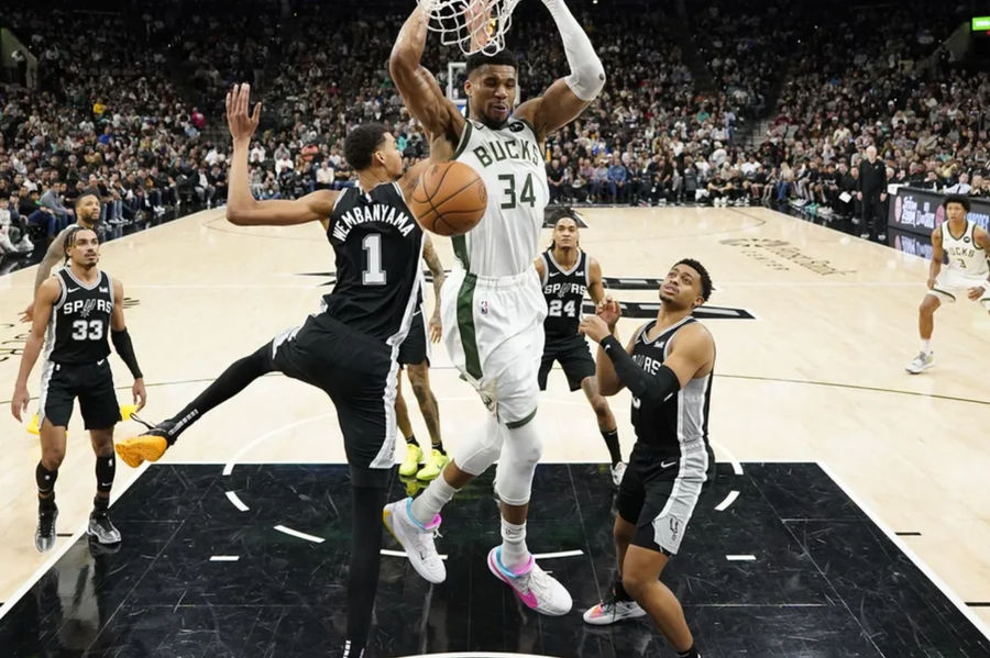 January 4, 2024; San Antonio, Texas, USA; Milwauki carried forward the Gianis Antateoconampo (34) to further sting the San Antonio Spider during the San Antonio Spider during the San Antonio Spider during the first half at the Frost Bank Center. Compulsory Credit: Scott Watcher-Imgon Images