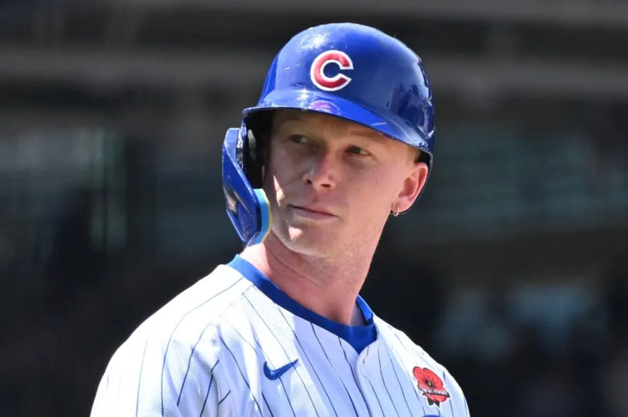 2025. gada 26. maijs; Čikāga, Ilinoisa, ASV; Čikāgas Cubs centra aizsargs Pīts Krova-Armstrongs (4) skatās spēles laikā pret Kolorādo Rockies Wrigley Field. Obligāts kredīts: Patriks Gorski-Imagnija attēli