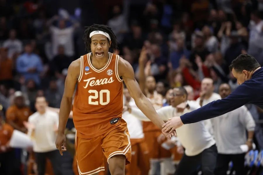 19 de marzo de 2025; Dayton, OH, EE. UU.; El base de los Texas Longhorns, Tre Johnson (20), choca los cinco con el entrenador de los Xavier Musketeers, Sean Miller, tras anotar un triple en la segunda mitad en el UD Arena. Crédito obligatorio: Rick Osentoski-Imagn Images