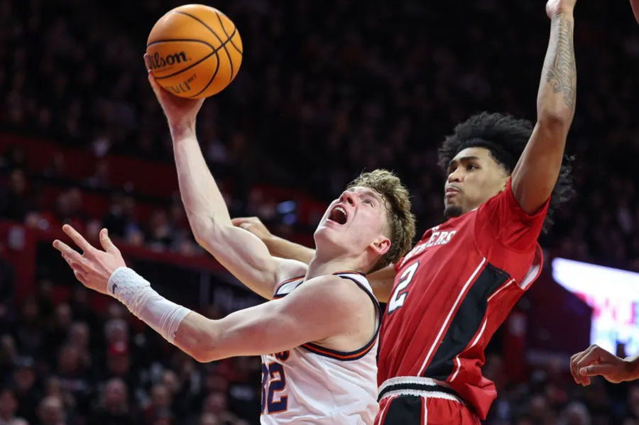 5 de febrero de 2025; Piscataway, Nueva Jersey, EE. UU.; El base de Illinois Fighting Illini, Kasparas Jakucionis (32), se lanza a la canasta contra el base de Rutgers Scarlet Knights, Dylan Harper (2), durante la primera mitad en el Jersey Mike's Arena. Crédito obligatorio: Vincent Carchietta-Imagn Images