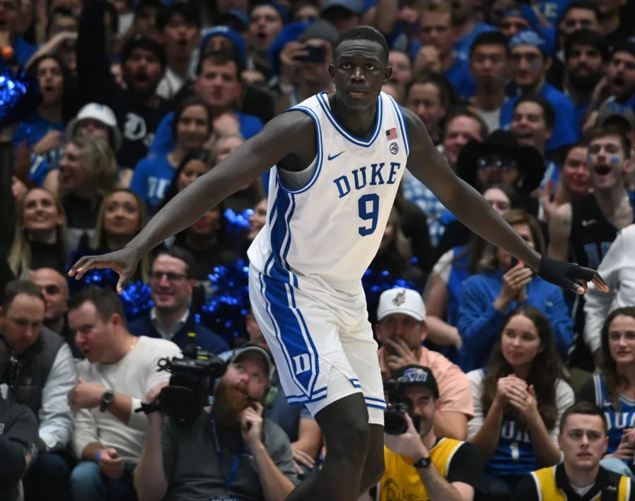 4 de diciembre de 2024; Durham, Carolina del Norte, EE. UU.; El pívot de los Duke Blue Devils, Khaman Maluach (9), durante la segunda mitad contra los Auburn Tigers en el Estadio Cubierto Cameron. Los Blue Devils ganaron 84-78. Crédito obligatorio: Rob Kinnan-Imagn Images