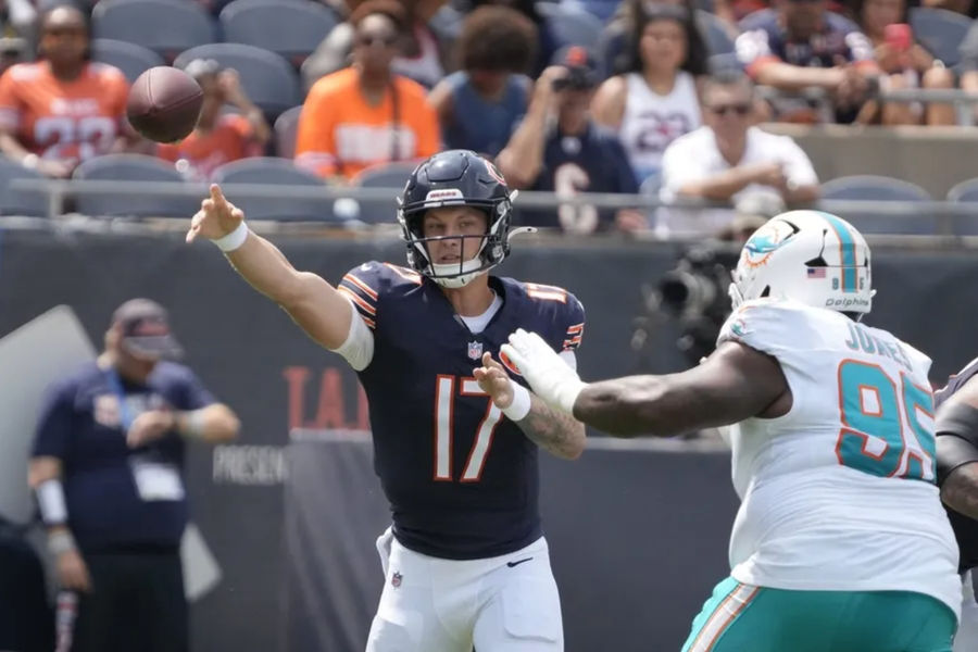 Tyson Bagent llora después de que los Chicago Bears le dieran un contrato de 10 millones de dólares como quarterback suplente