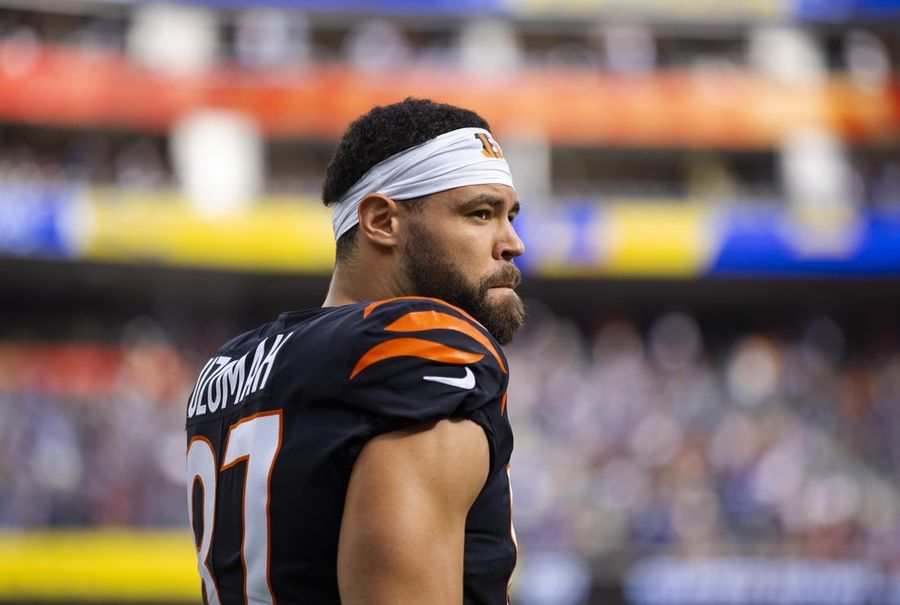 O ex-jogador de tight end dos Bengals, CJ Uzomah, se aposenta após 10 temporadas.