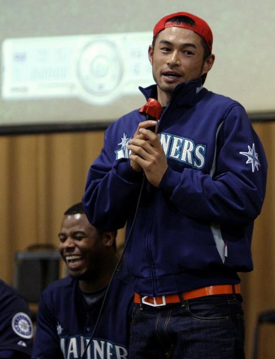 Griffey Tickles Ichiro&#39;s Fancy, Armpits