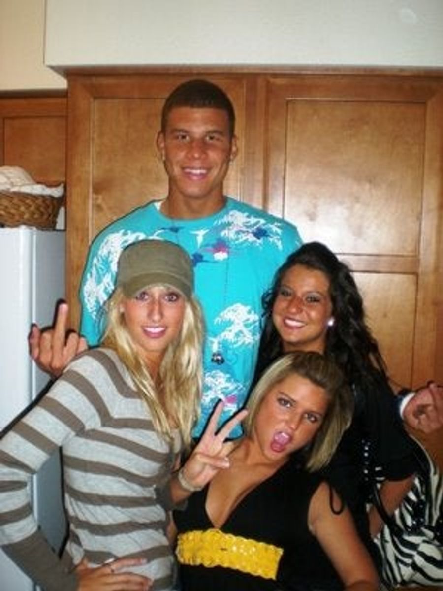 Blake Griffin Shows Off His Extra Long Fingers