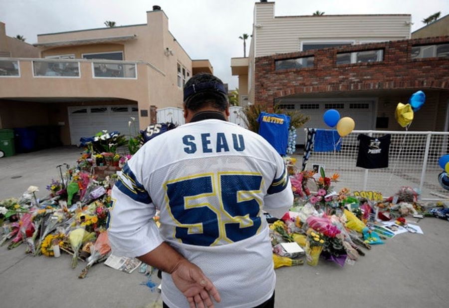 These Craigslist Posts That "Predict" Junior Seau's Death Are (Probably) A Sick Hoax