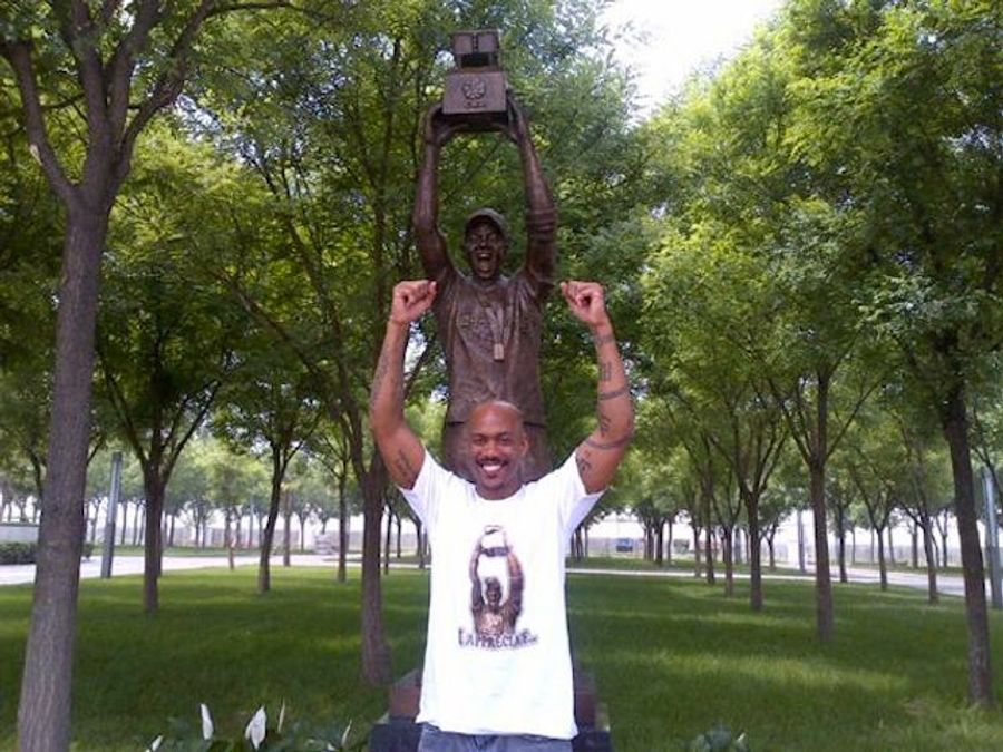 Stephon Marbury Statue Officially Unveiled In China, Dennis Rodman Gives Dedication Speech