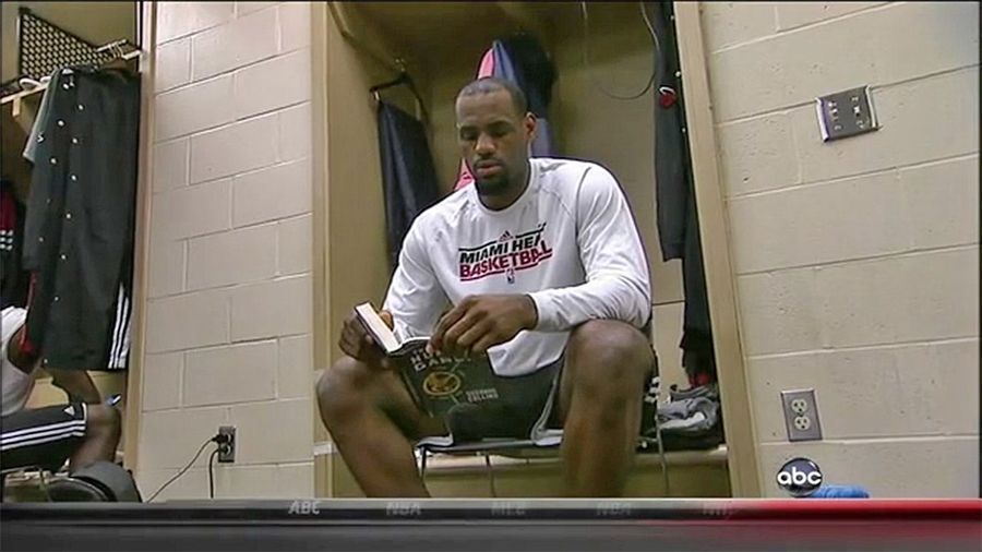 LeBron's Choice Of Pre-Game Reading Material? <em>The Hunger Games</em>